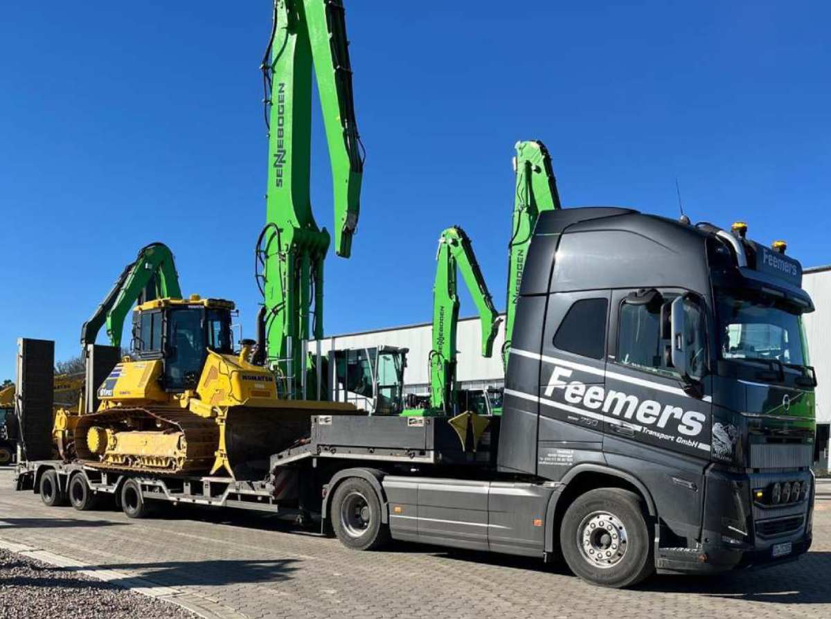 Tiefladertransporte für Asphaltbaumaschinen - Feemers Transport GmbH